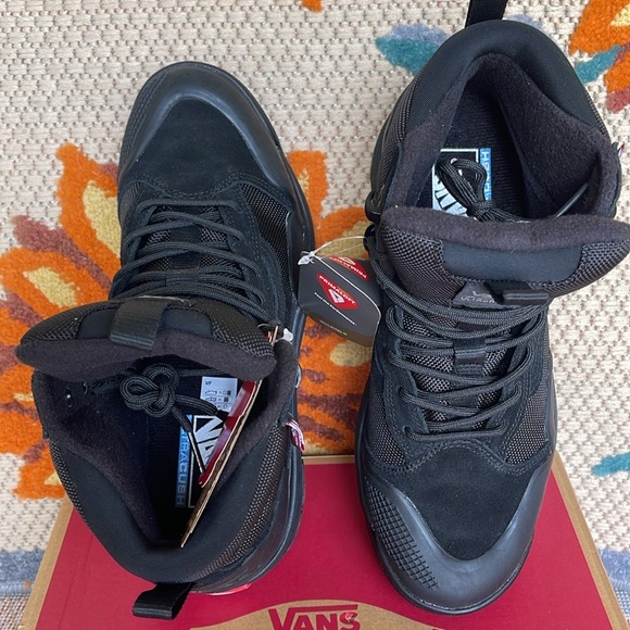 Vans WMNS Ultrarange Exo
Black/Black
VN0A4BVSBKA
Boots Sneakers - Picture 13 of 16